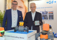 Gerben Groeneboer en Marc Thielsch George Fischer Piping Systems Nederland met de full bore magmeter, een kunststof flowmeter voor nauwkeurige flowmetingen in korte leidingstukken, zelfs na een bocht, pomp of andere obstructie.